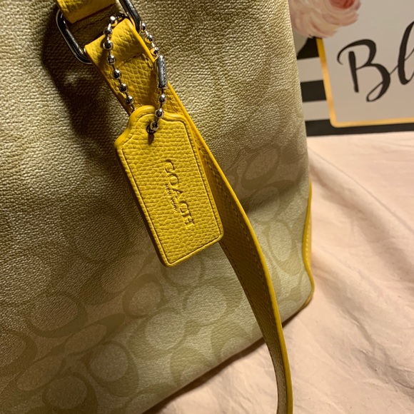 Authentic Signature Coach tote - Picture 2 of 6